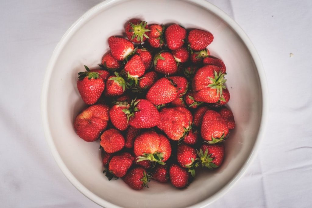 Erdbeeren auf einem weißen Teller
